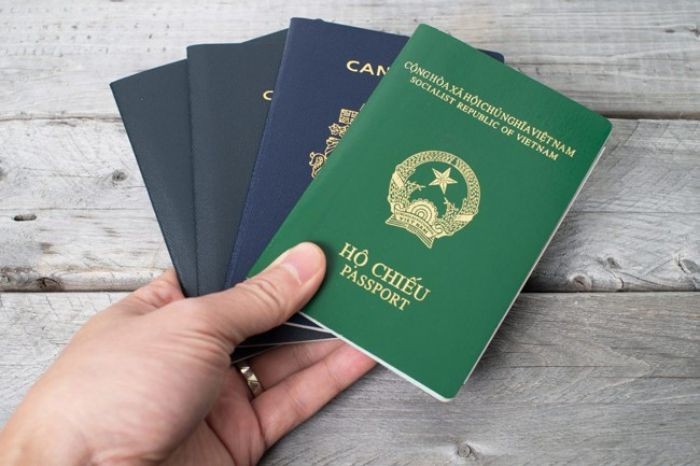 Hồ sơ xin visa Hà Lan cần có hộ chiếu bản gốc còn hạn tối thiểu 3 tháng.- hồ sơ xin visa Hà Lan