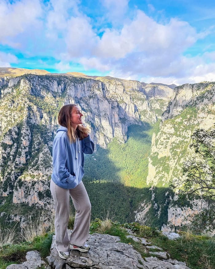 Đi bộ qua hẻm núi Vikos khi du lịch Zagori