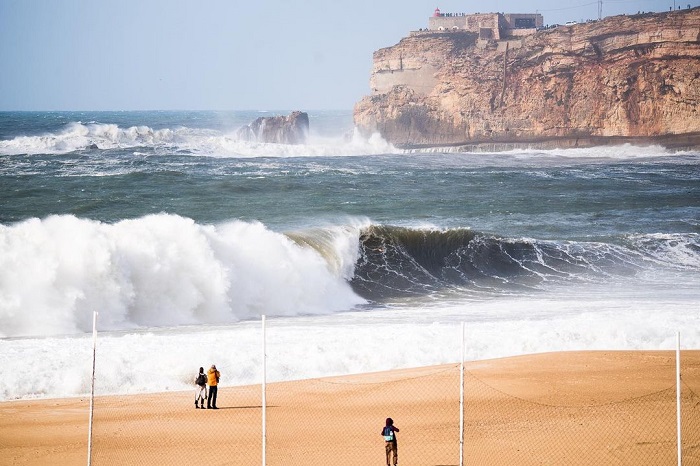 Nazaré là địa điểm lướt sóng đẹp trên thế giới với những con sóng cao và đẹp