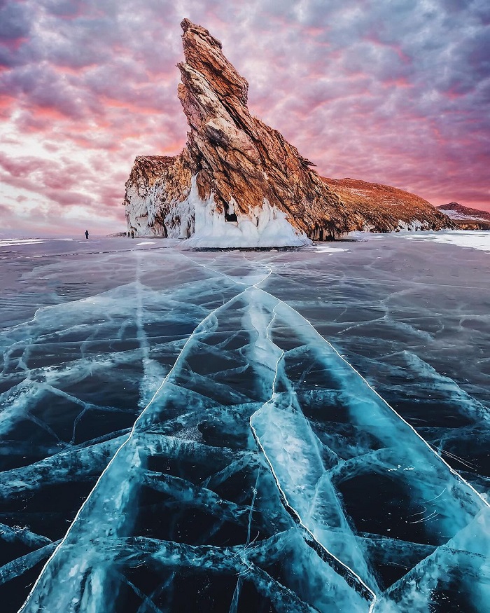 Hồ Baikal là hồ nước lâu đời trên thế giới đóng băng vào mùa đông