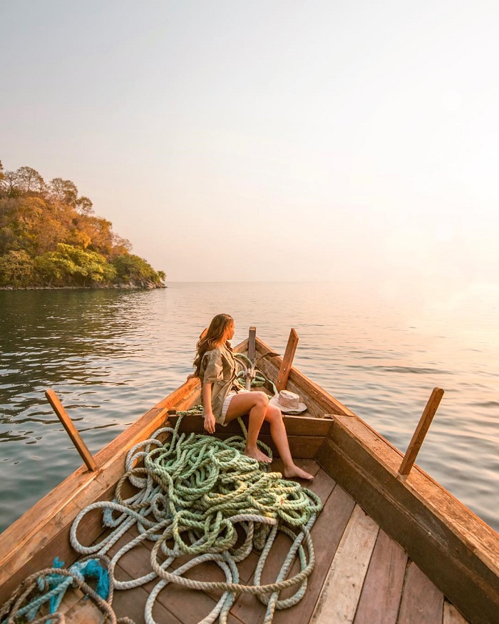 Hồ Tanganyika là hồ nước lâu đời trên thế giới, cảnh đẹp suốt bốn mùa