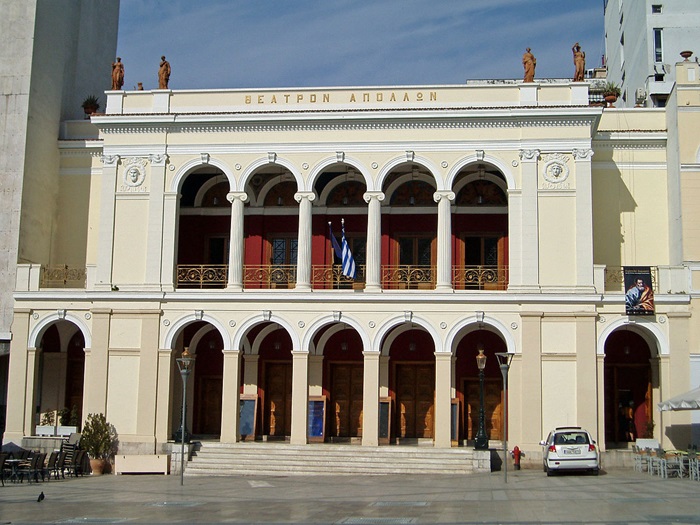 Khám phá BNhà hát Thành phố khi đến thành phố Patras