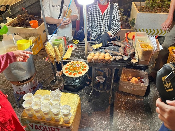 Chợ Đà Lạt là phố ẩm thực ở Việt Nam bán đủ mọi món ăn