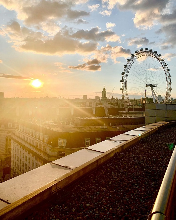 London Eye cũng là một trong những vòng đu quay lớn nhất thế giới nằm giữa thành phố London