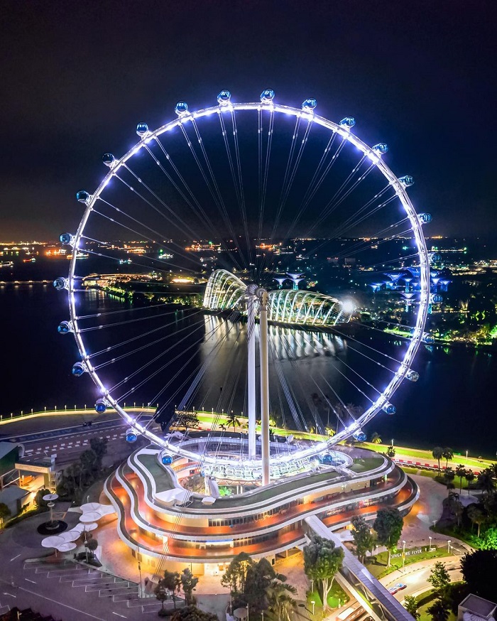 Singapore Flyer là một trong những vòng đu quay lớn nhất thế giới thu hút du khách