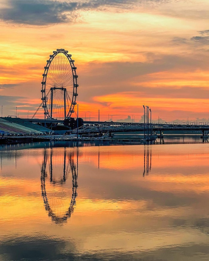 Singapore Flyer là một trong những vòng đu quay lớn nhất thế giới được xây dựng với kinh phí lớn