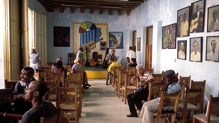 Ghé thăm Casa de la Trova là hoạt động không thể bỏ lỡ khi tới thành phố Holguin Cuba