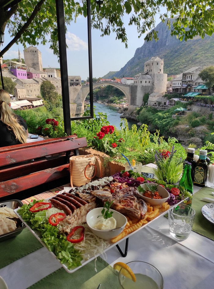 Thưởng thức một bữa ăn với tầm nhìn ra cây cầu - thị trấn Mostar