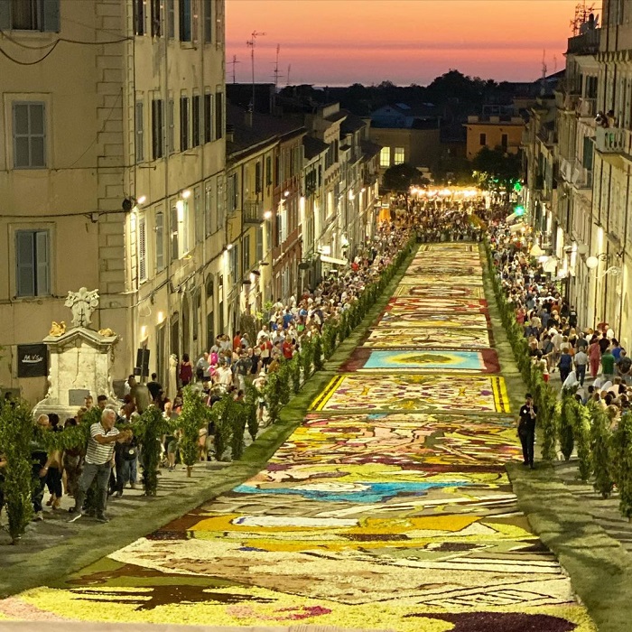 Lễ hội hoa Genzano Infiorata cũng là lễ hội mùa hè trên thế giới mà bạn nên tham gia