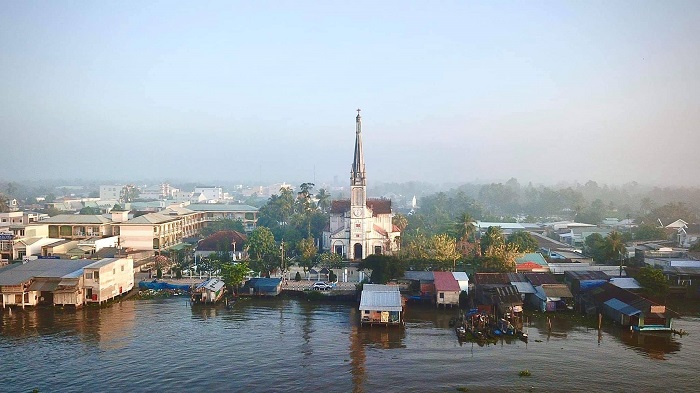 Nhà thờ Cái Bè là địa điểm du lịch xung quanh nông trại dê sữa Đông Nghi Tiền Giang