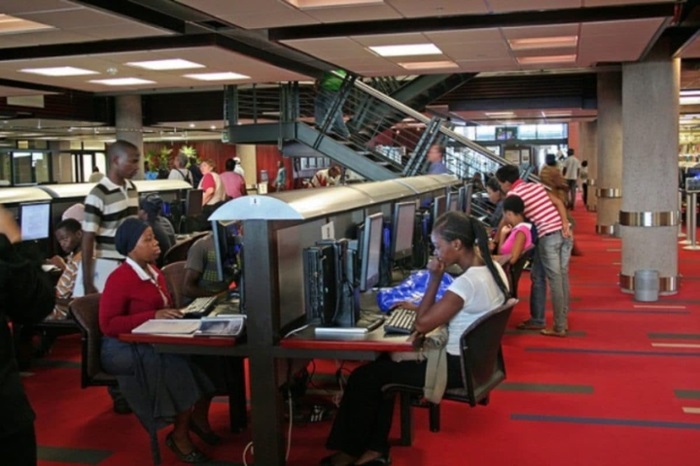 Thư viện Quốc gia Nam Phi là hoạt động và địa điểm nổi tiếng gần khu bảo tồn thiên nhiên Moreleta Kloof