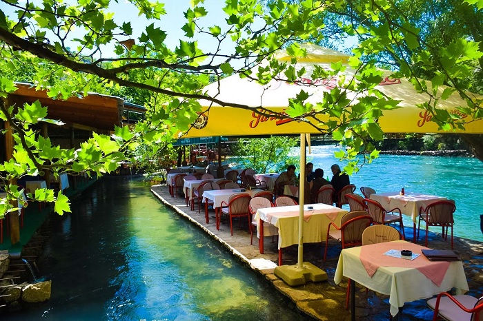 Trải nghiệm ăn uống trên dòng suối Buna - thị trấn Mostar