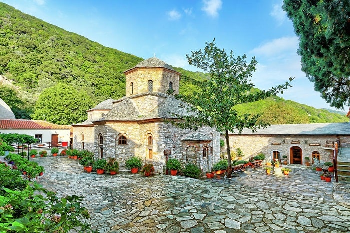 Tu viện Evangelistria là địa điểm không thể bỏ lỡ khi đến đảo Skiathos