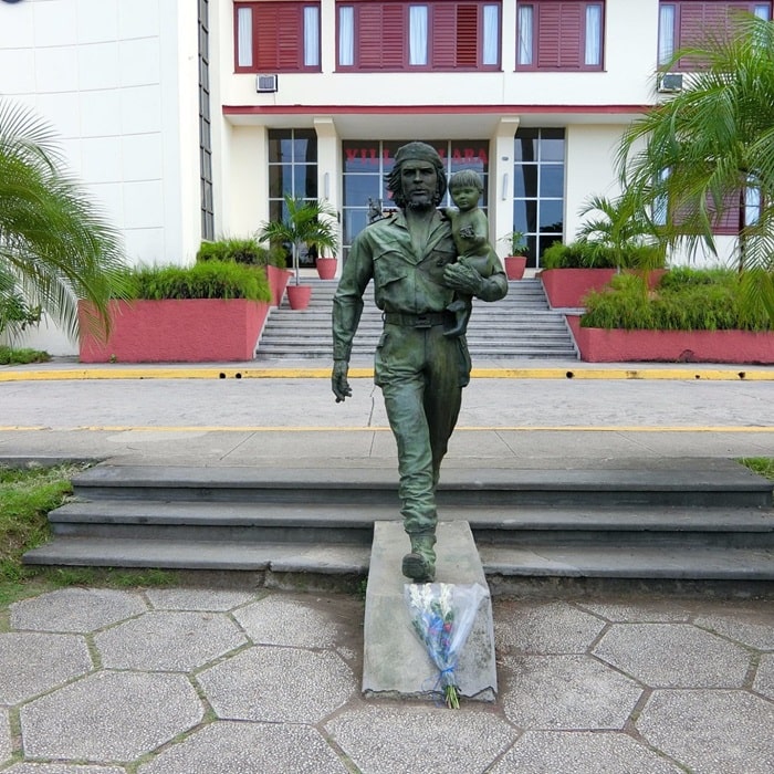 Tượng Che Guevara bế trẻ em là điều cần làm xung quanh thị trấn Remedios