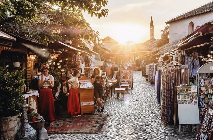 Đi mua sắm trong phố cổ thị trấn Mostar