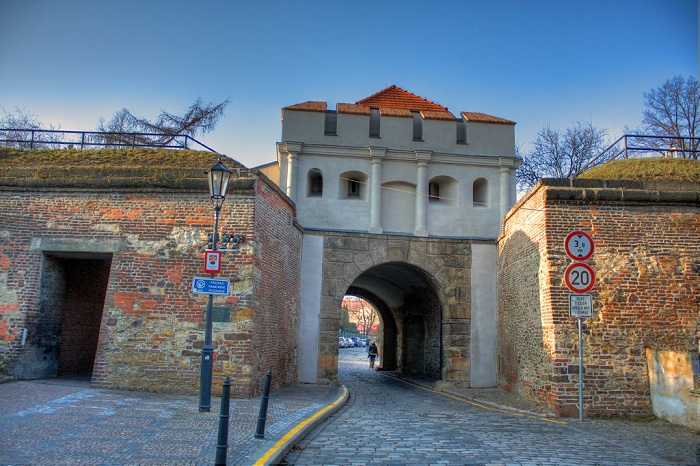Tham quan cổng Taborska khi đến pháo đài Vysehrad Séc