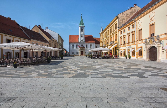 Chụp ảnh Tòa thị chính là điều cần làm khi đến thành phố Varadzin Croatia 