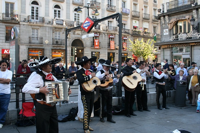 Xem những người biểu diễn đường phố ở Puerta del Sol gần cung điện hoàng gia Madrid Tây Ban Nha