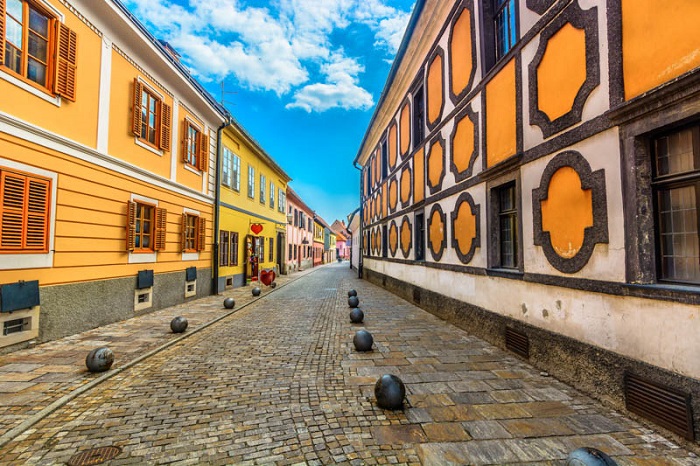 Đi lang thang ở trung tâm lịch sử là điều cần làm khi đến thành phố Varadzin Croatia 