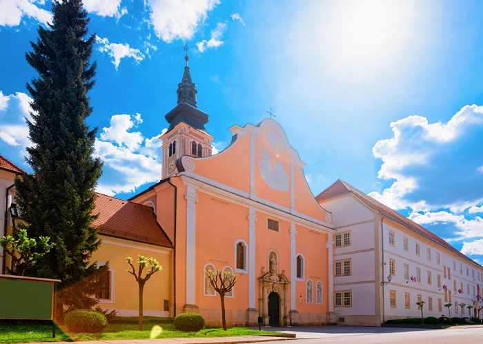 Khám phá nhà thờ Varaždin là điều cần làm khi đến thành phố Varadzin Croatia 