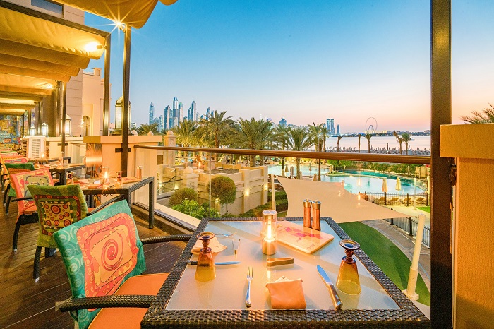 Nhà hàng với tầm nhìn hướng vịnh Ả Rập trong Khách sạn Fairmont the Palm Dubai