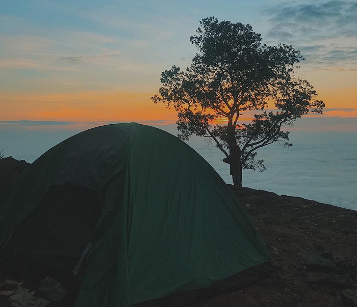 chuẩn bị lều cắm trại trên núi Bà Đen 