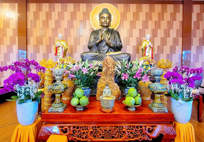 Viếng tượng Mẹ Nam Hải Tiền Giang - Chánh điện chùa 