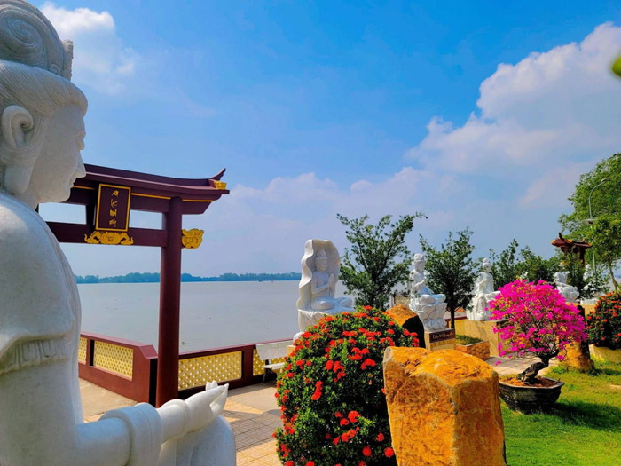 Viếng tượng Mẹ Nam Hải Tiền Giang - Cổng chùa hướng ra sông Tiền