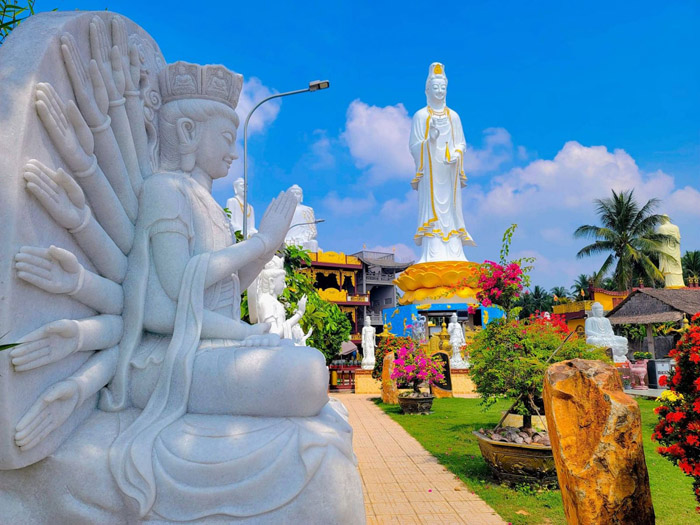 Viếng tượng Mẹ Nam Hải Tiền Giang - Khuôn viên thoáng đãng