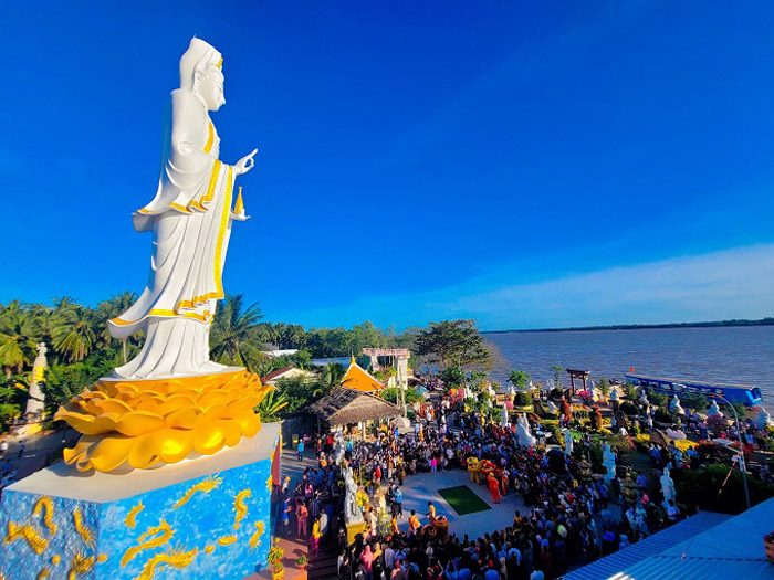 Viếng tượng Mẹ Nam Hải Tiền Giang - Tượng Mẹ cầm bình bát nhã 