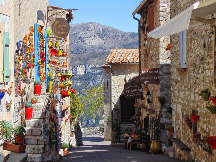 Con phố cổ ở Gourdon thị trấn Grasse