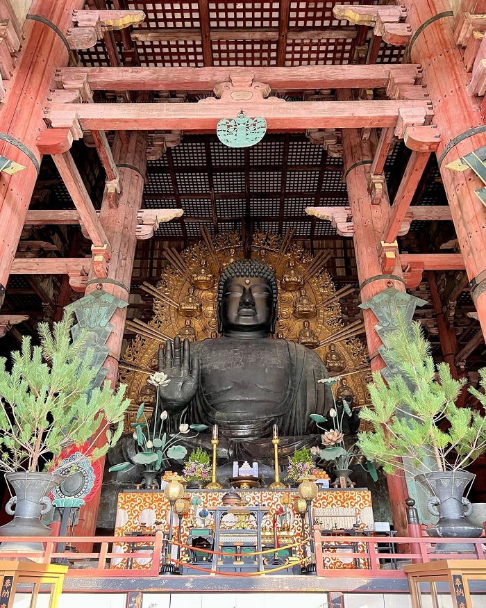 Tượng Phật Ngồi là khu vực tham quan ở chùa Todai-ji Nhật Bản 