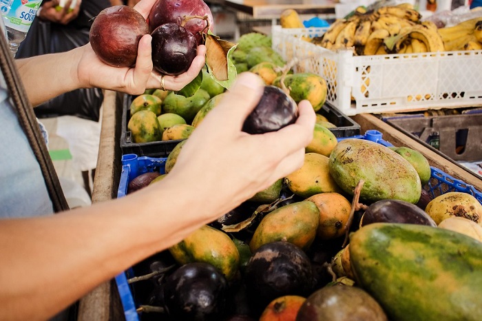 Thử trái cây tại chợ địa phương đảo Guadeloupe