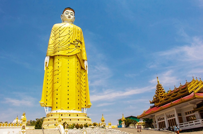 Đức Phật đứng Maha Bodhi Ta Htaung là điểm tham quan gần chùa Thanboddhay Paya