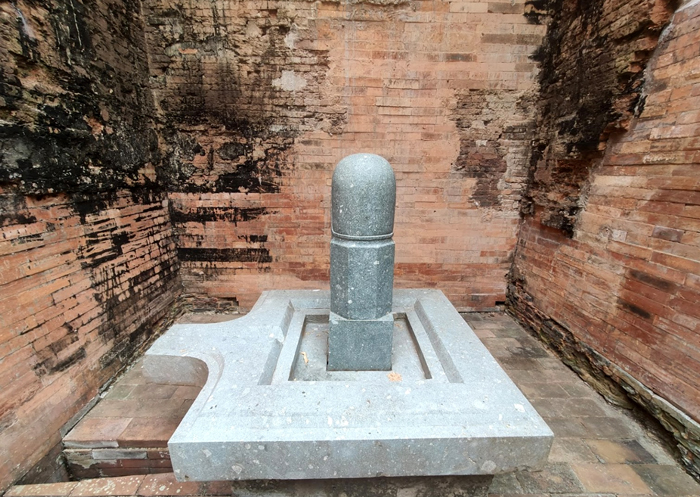 tháp cổ Vĩnh Hưng - Bộ Linga và Yoni 