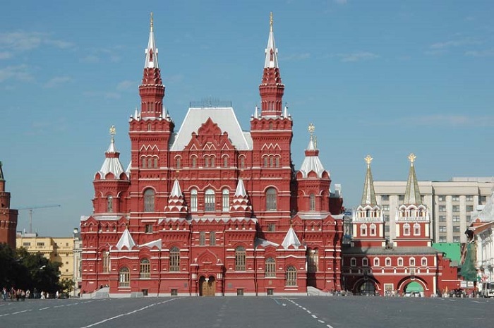 Bảo tàng Lịch sử Quốc gia Nga là điểm tham quan gần nhà thờ chính tòa Thánh Vasily