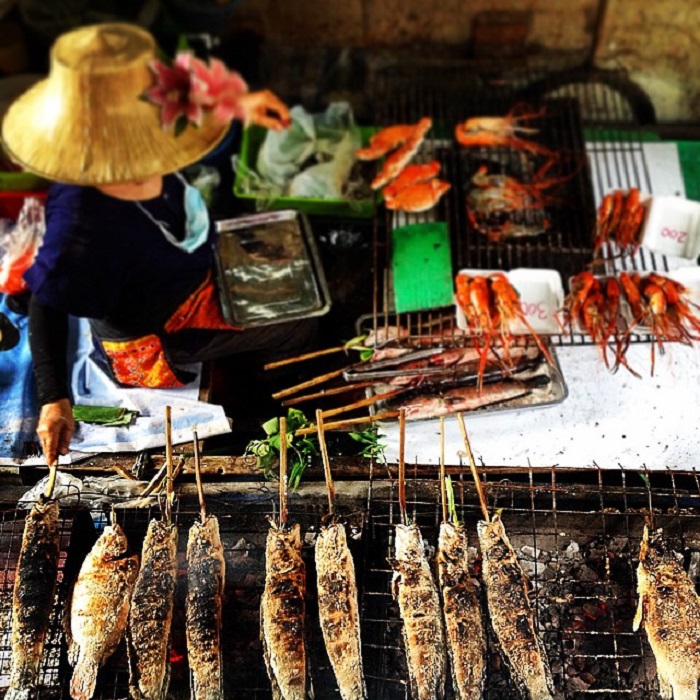 Chợ nổi Taling Chan cũng là chợ nổi đẹp ở châu Á bán nhiều món ngon