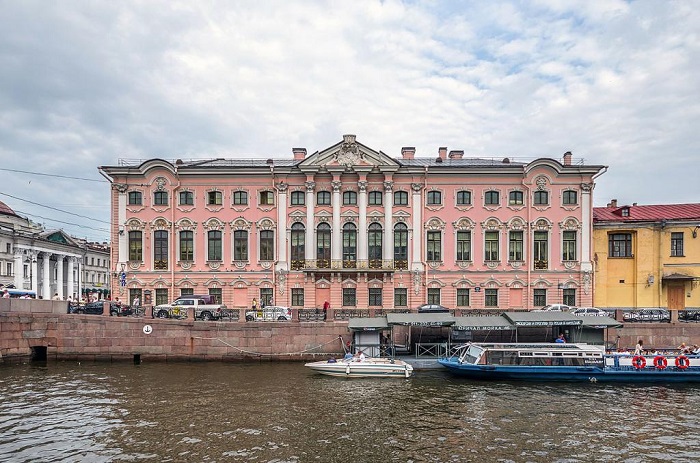 Cung điện Stroganov là điểm tham quan xung quanh đại lộ Nevsky
