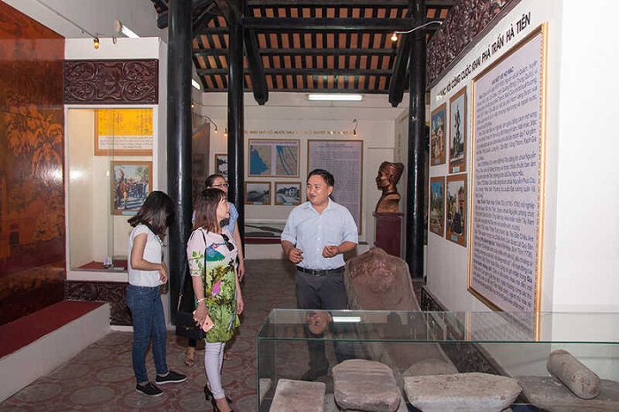 du khách tham quan nhà bảo tàng Kiên Giang 