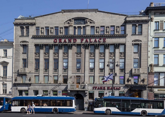 Tòa nhà Ngân hàng thương mại Siberia là điểm tham quan xung quanh đại lộ Nevsky