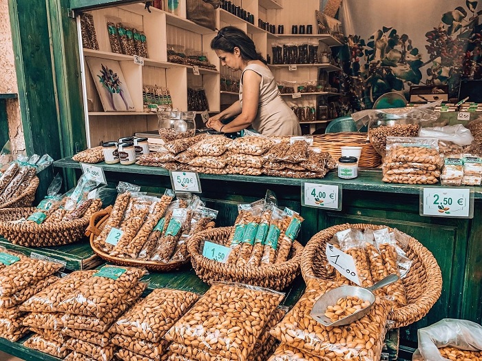 Cửa hàng bán quà hồ trăn nổi tiếng - Du lịch đảo Aegina