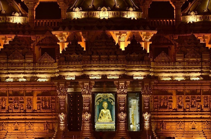đền Akshardham tọa lạc tại Delhi với kiến trúc tuyệt vời, truyền thống phong phú và thông điệp tâm linh.