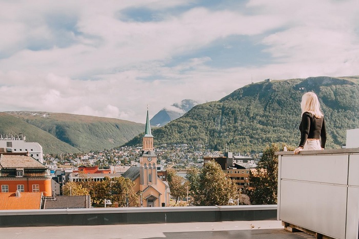 Một khách sạn nhìn ra thị trấn ở Tromso - du lịch Tromso