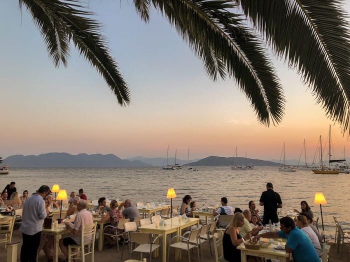 Các nhà hàng ven biển tới tầm nhìn ra vịnh Saronic. - Du lịch đảo Aegina