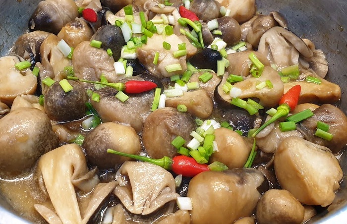 Nấm rơm xào tỏi là món chay ngon của Việt Nam dễ chế biến