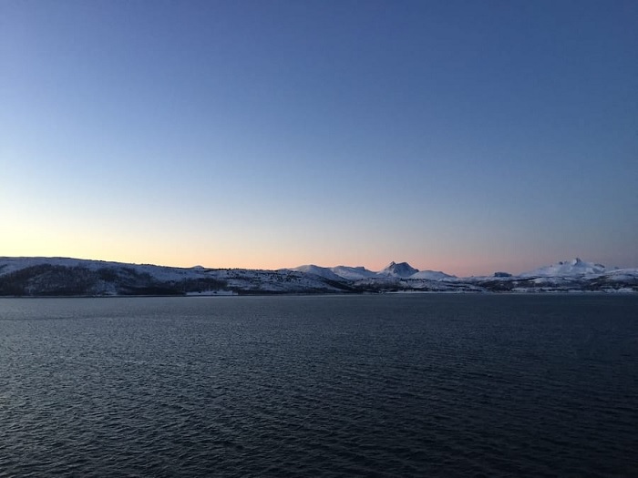 Bầu trời đầy màu sắc ở Tromsø trong những đêm vùng cực vào tháng 12 - du lịch Tromso