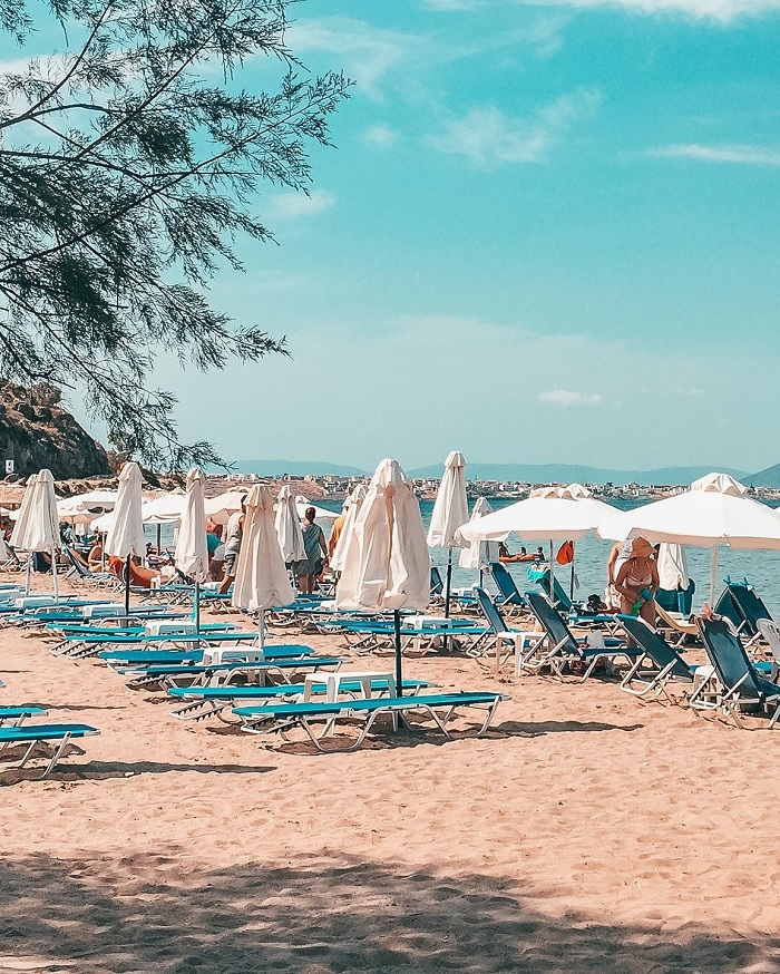 Thư giãn  trên các bãi biển được quản lý tốt ở đảo Aegina - Du lịch đảo Aegina