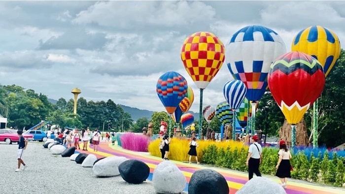 Khám phá bảo tàng nghệ thuật ánh sáng và vườn khinh khí cầu tại Thái Lan