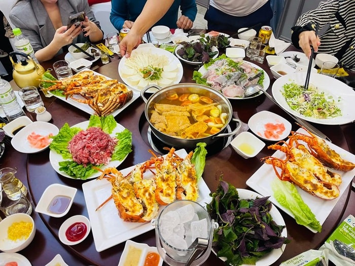 nhà hàng hải sản ở Quảng Ninh - Phượng Loan A Trần
