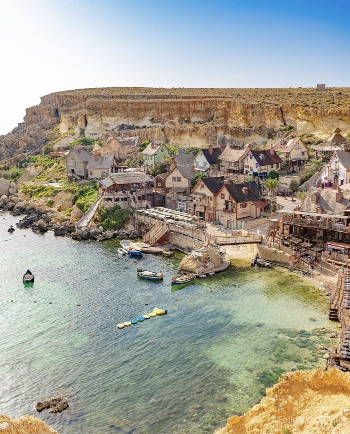 Làng Popeye nằm trên bờ biển phía tây bắc của Malta, gần thị trấn Mellieħa.